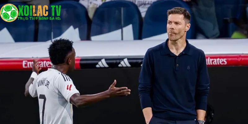 Vinicius Junior quan hệ căng thẳng với HLV Xabi Alonso